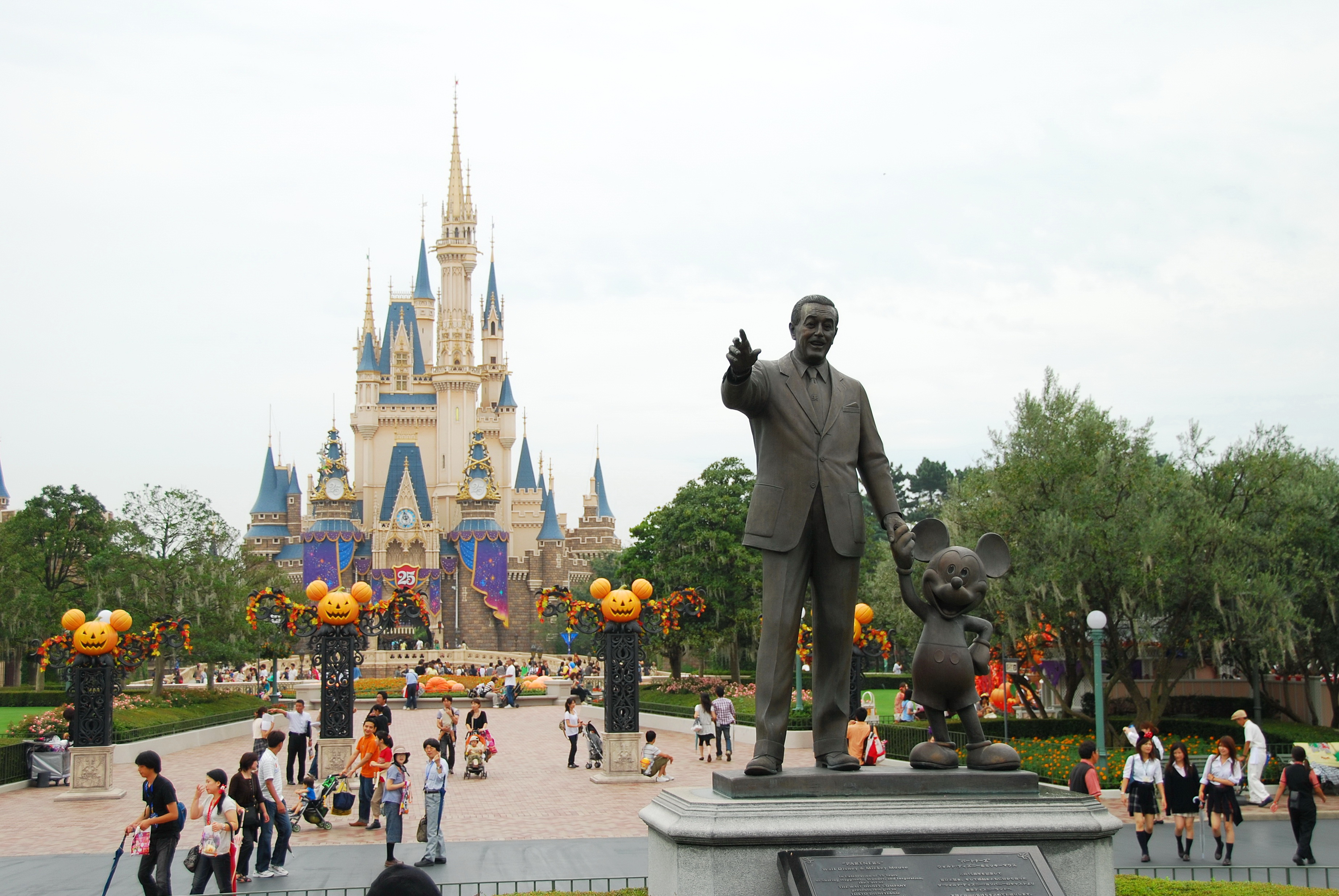 How To Save Money at Tokyo Disneyland - Tickets & Tips | Tokyo Cheapo