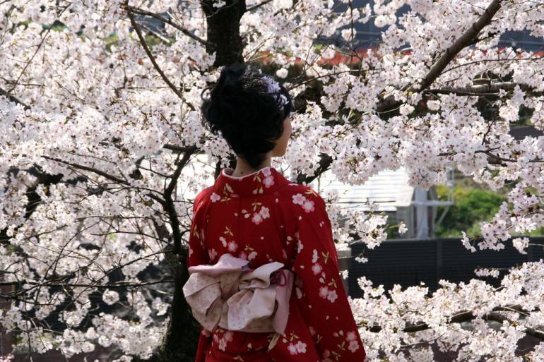 Tokyo for beginners - traditional kimono girl in Tokyo