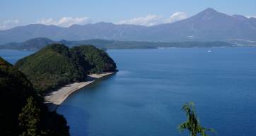 Seishun 18 ticket gives access to Lake Inawashiro