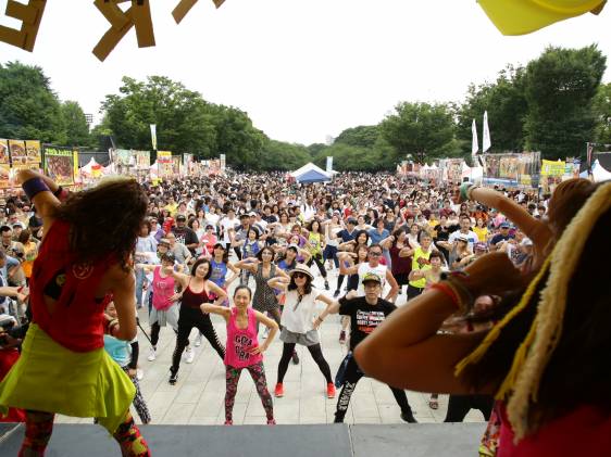 crowd enjoying salsa in Ueno Park