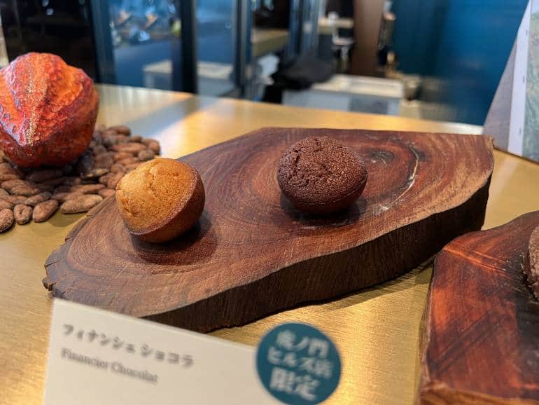 chocolate financier at glass rock tokyo