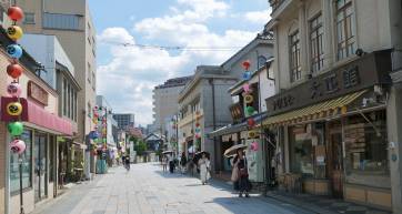 Wide shot of Taisho Roman-dori