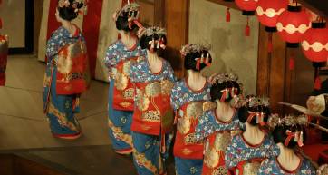 Geisha and maiko performance at Miyako Odori