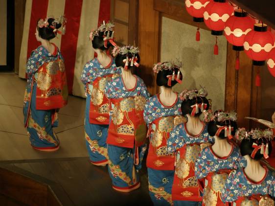 Geisha and maiko performance at Miyako Odori