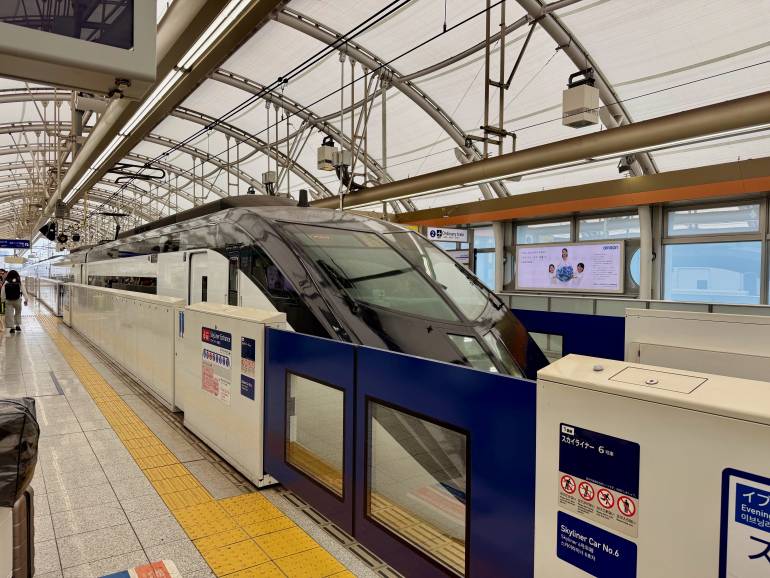 Keisei Skyliner at the platform in Nippori Station