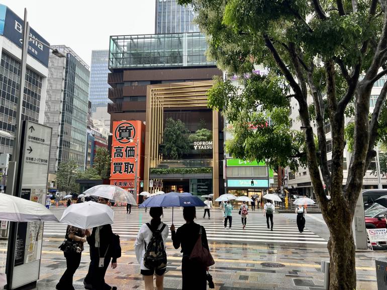 TOFROM YAESU TOWER seen from the Tokyo Station side on a rainy day