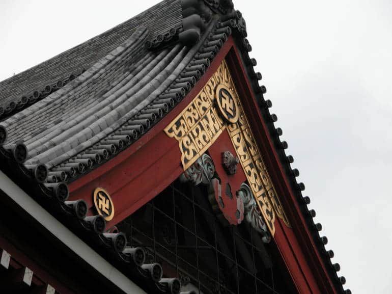 Manji on a temple building