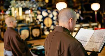 Afternoon prayer in Chijon-ji Buddhist Shrine in Kyoto. Location: Kyoto, Japan