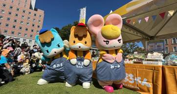 Gunmachan and fellow Gunma mascots posing at the Gotōchi Chara Carnival in Maebashi